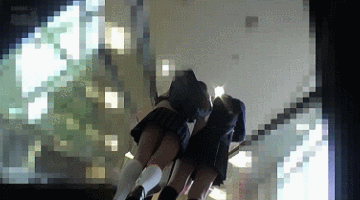 【エロGIF】 女子校生のパンチラをGIF画像でご覧ください。 11枚目