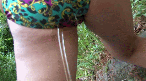 【エロGIF画像】 野外でおしっこを漏らしてしまう女性達をご覧ください。 15枚目