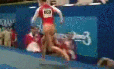 オリンピックの体操競技でノーパンで跳馬をする女性